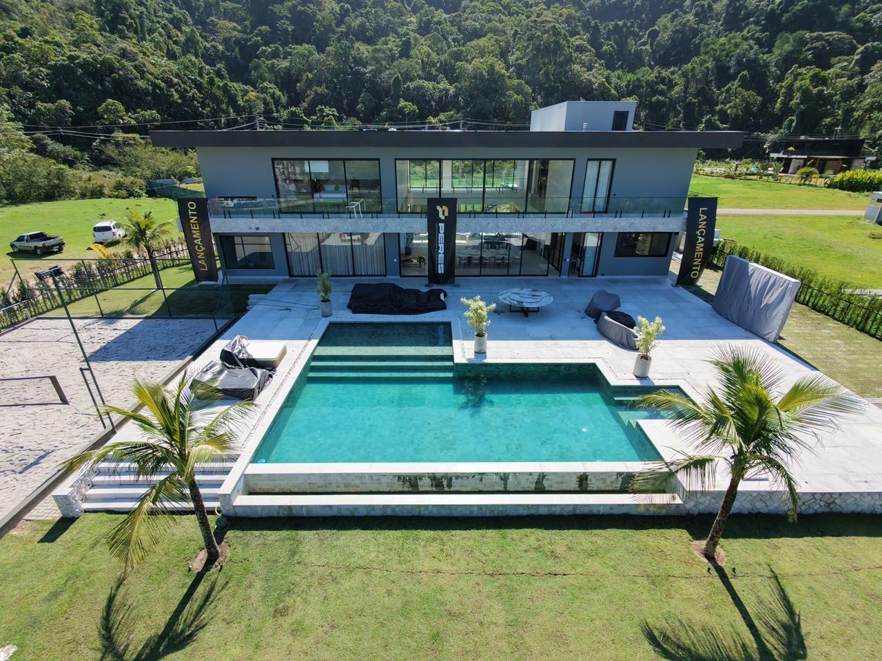 Vista aérea de casa Peres com piscina e jardim, Angra dos Reis