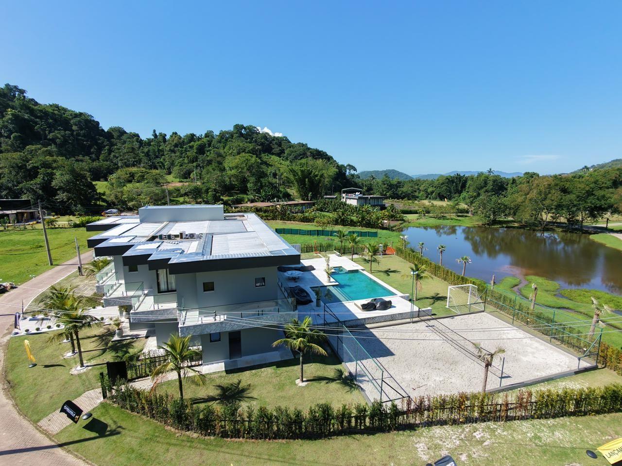 Casa Peres com lago e montanhas