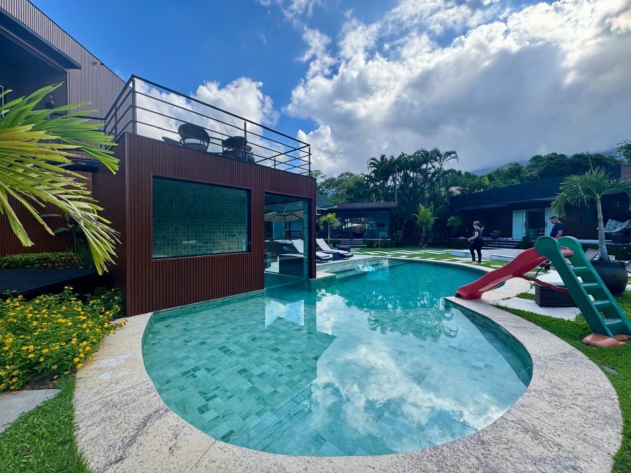 Piscina com toboágua