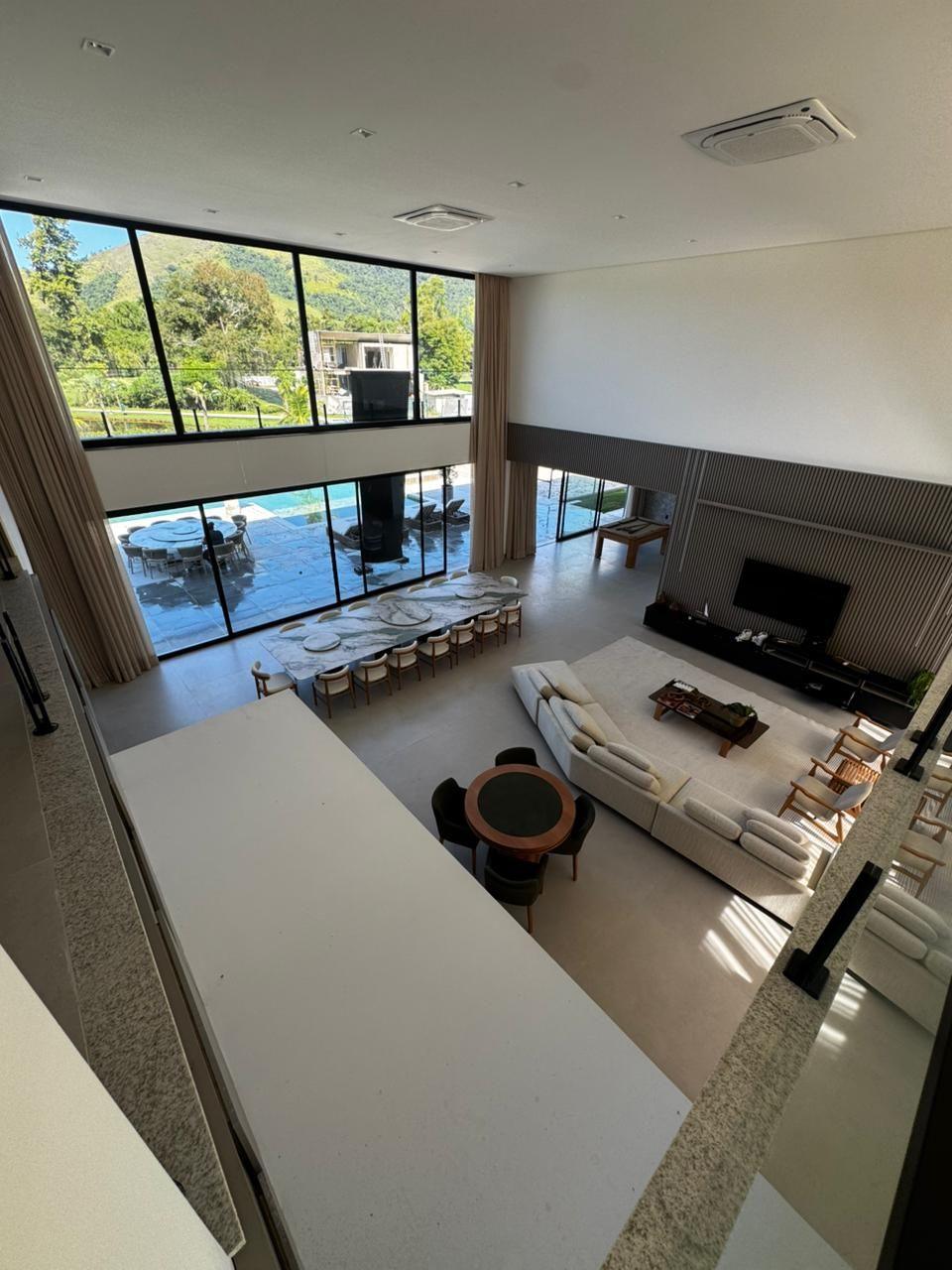 Living integrado com vista para a serra