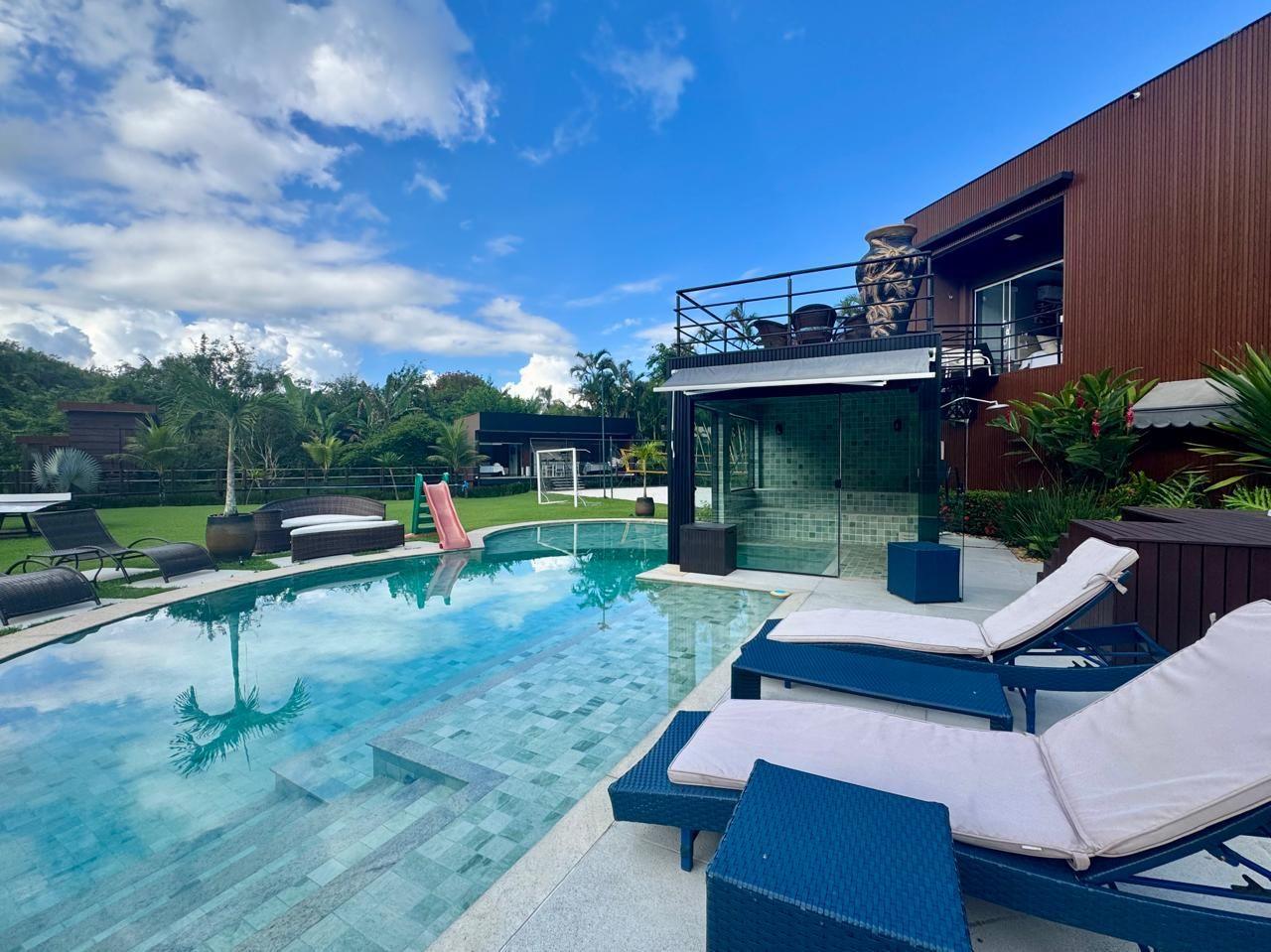 Piscina e fachada