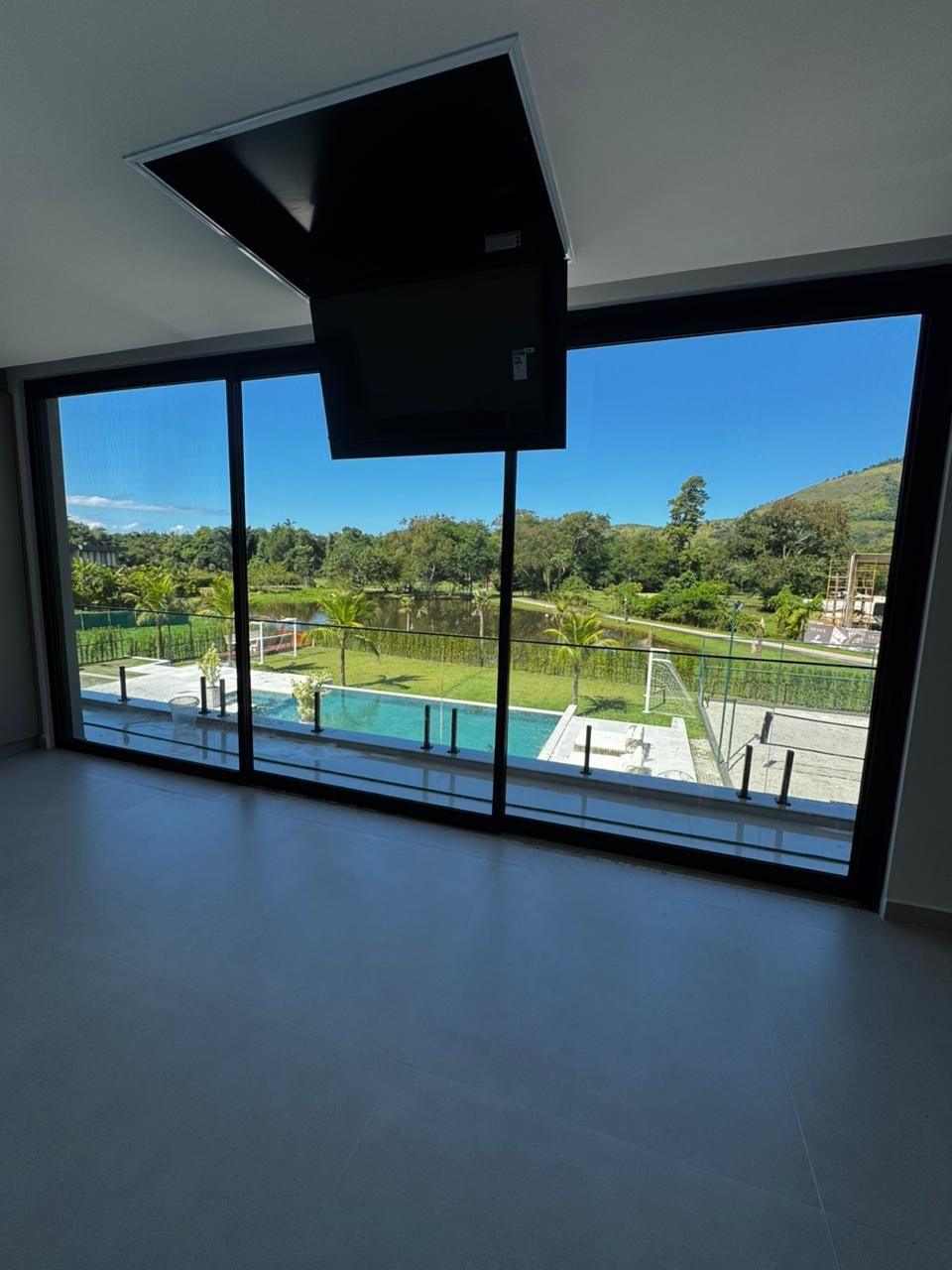 Janela panorâmica para a piscina